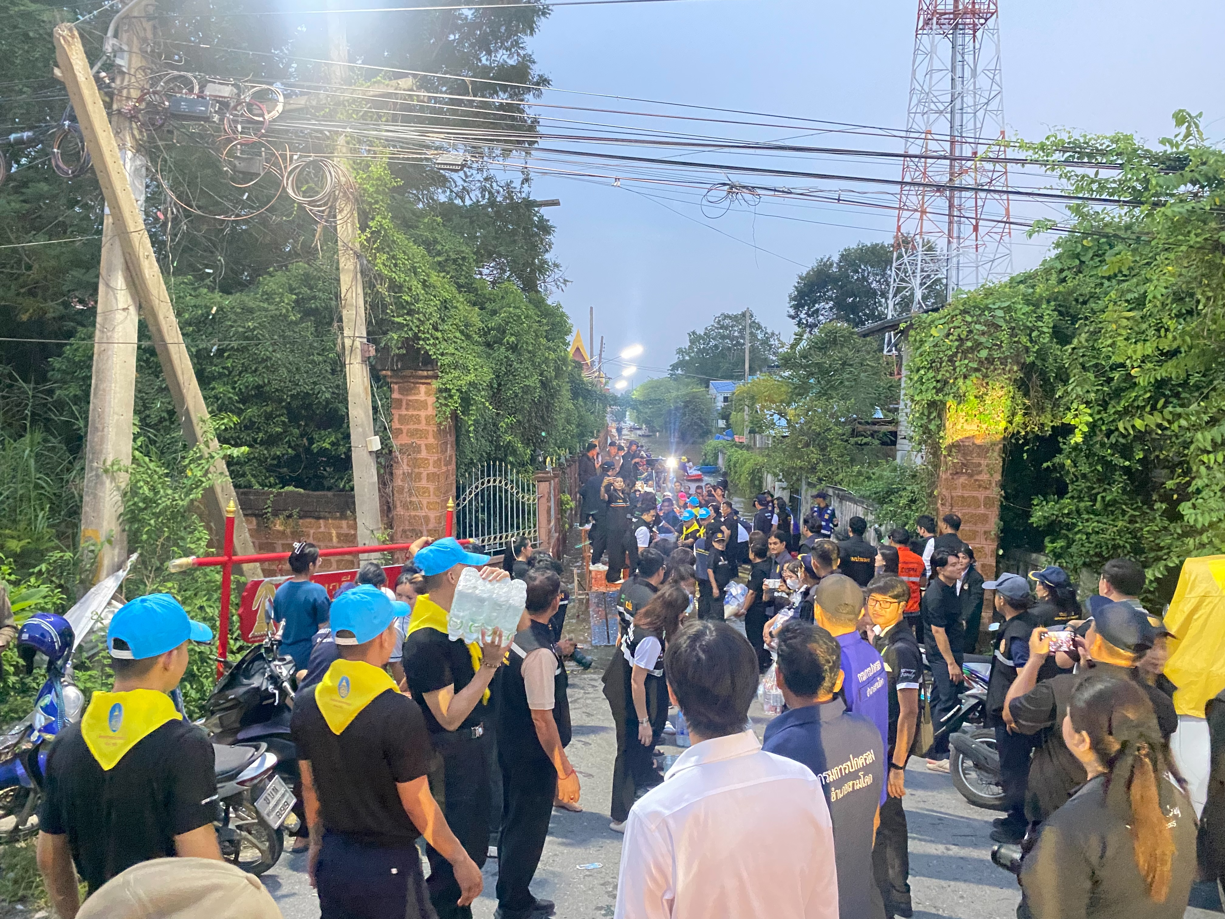 title - ส.ป.ก. ติดตามรมช.เกษตรฯ ช่วยเหลือพี่น้องผู้ประสบอุทกภัย ในเขตจังหวัดปทุมธานี